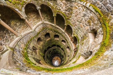 Portekiz Sintra 'daki Quinta da Regaleira' nın Kabul Kuyusu
