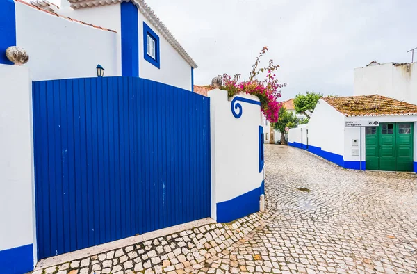 Ulice Ericeira Tradycyjne Białe Domy Niebieskimi Paskami Portugalia — Zdjęcie stockowe