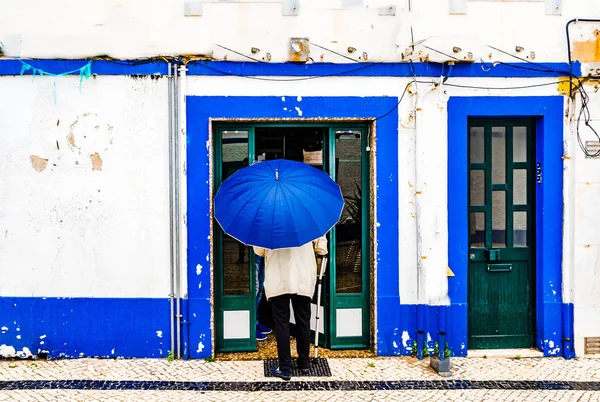Anciano Con Paraguas Frente Edificio Color Azul Ciudad Ericeira Portugal — Foto de Stock
