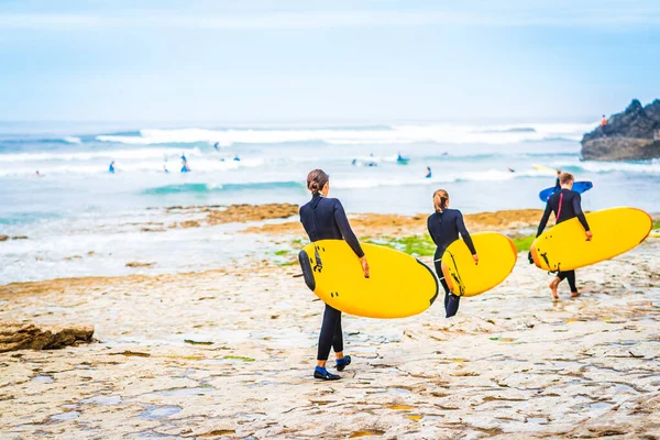 Группа Серферов Пляже Ribeira Ilhas Рядом Ericeira Португалия — стоковое фото