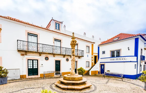 Ruas Ericeira Casas Brancas Tradicionais Com Listras Azuis Portugal — Fotografia de Stock