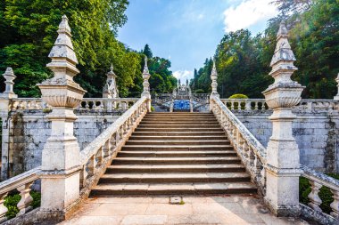 Portekiz, Lamego 'daki çarelerin kadınının kilisesine giden merdiven.