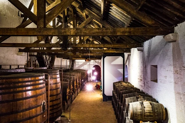 Şarap mahzeninde porto şarabı, Portekiz 'de yaşlandırılmış.
