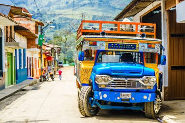 27 Mart 2019 'da Jardin, Antioquia, Kolombiya, Güney Amerika' da tipik renkli tavuk otobüsü 