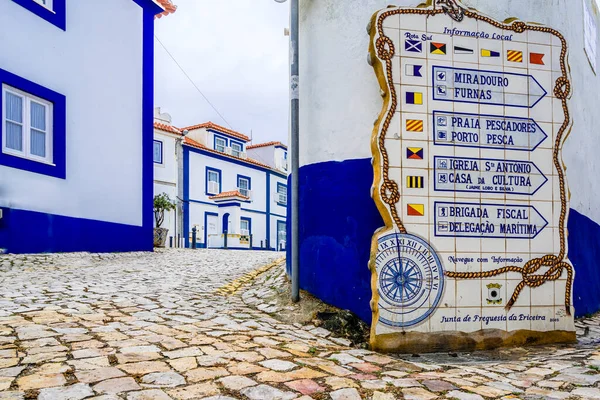 Strade Ericeira Case Bianche Tradizionali Con Strisce Blu Portogallo — Foto Stock