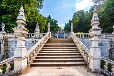 Portekiz, Lamego 'daki çarelerin kadınının kilisesine giden merdiven.