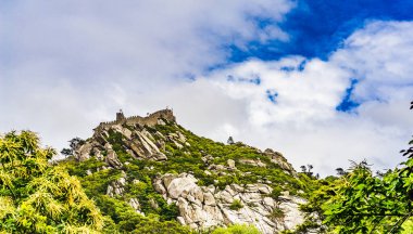 Portekiz, Sintra 'da bir tepenin üstündeki fundalıkların kalesi.