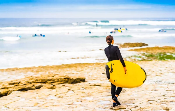 Surfista Vicino Ericeira Sulla Spiaggia Ribeira Ilhas Portogallo — Foto Stock