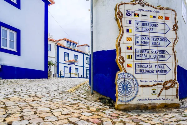 Ericeira sokakları, mavi çizgili geleneksel beyaz evler, Portekiz