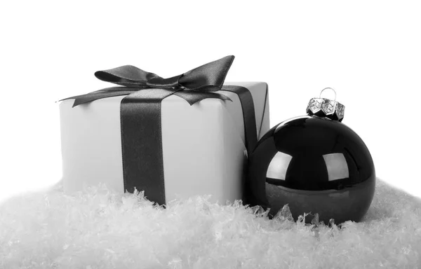 Χριστουγεννιάτικη μπάλα και κουτί δώρου — Φωτογραφία Αρχείου