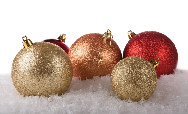 Блестящие рождественские шары на снегу — стоковое фото