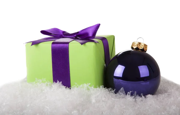 Weihnachtskugel und Geschenkbox — Stockfoto