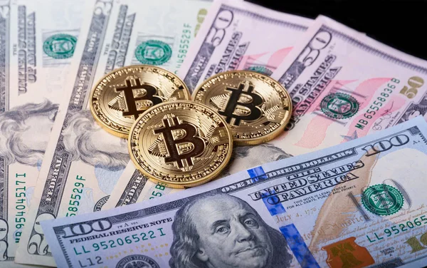 Bitcoin dourado em notas de dólar . — Fotografia de Stock