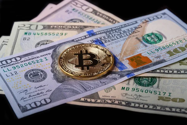Bitcoin dourado em notas de dólar — Fotografia de Stock