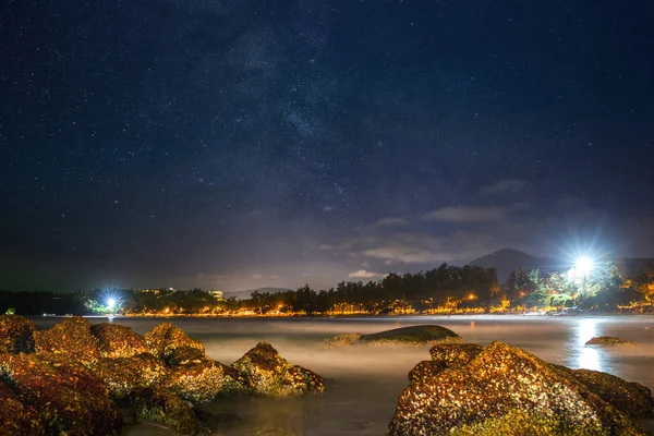 Пляж Ката-Карон в ночное время на острове Пхукет — стоковое фото