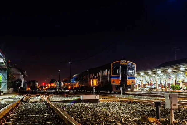 Phitsanuloke Bahnhof und Eisenbahn in der Nacht Thailand — Stockfoto