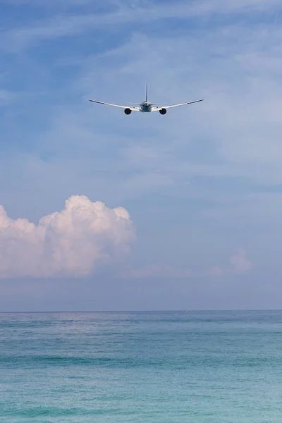 Airplane flying in the sky on the sea — Stock Photo, Image