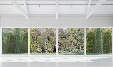 Boş beyaz ahşap Oda ve Bahçe Manzaralı arka plan iç tasarım