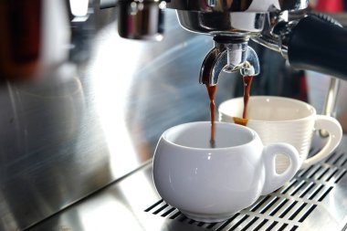 Espresso makinesi kahve dolduruyor.