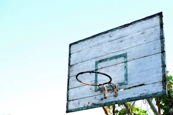  Mavi gökyüzü arka plan ile eski Basketbol çember