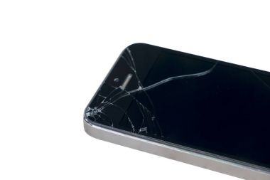 Kırık akıllı telefon beyaz arkaplanda izole edildi