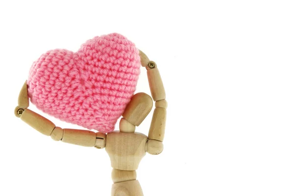 Manequim de madeira transportar tricô do coração com fio no ombro — Fotografia de Stock
