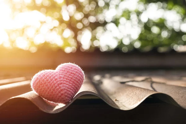 Coração rosa tricô no telhado no sol mornig . — Fotografia de Stock