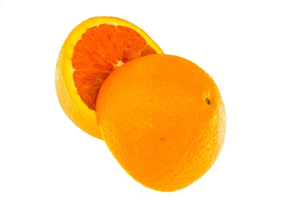 Close up de fresco sunkist laranja cortado metade isolado — Fotografia de Stock