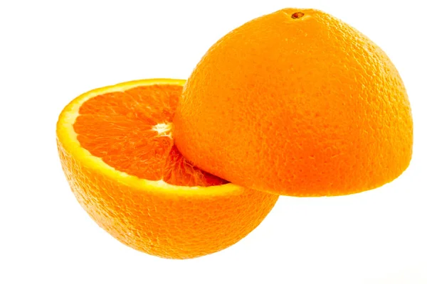 Närbild på färska sunkist orange skär hälften isolerade — Stockfoto