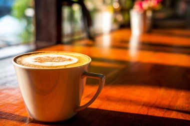 Cappuccino kahve beyaz fincan sıcak mor ahşap tablo