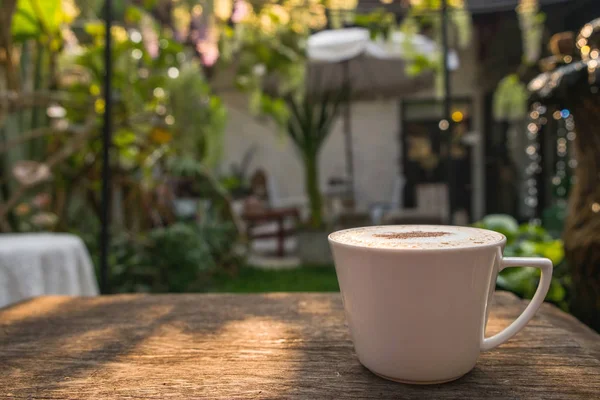 Cappuccino kahve beyaz Kupası mo ile Bahçe ahşap tablo