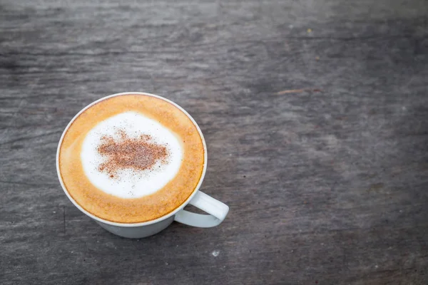 Kopi cappuccino dalam cangkir putih di atas meja kayu — Stok Foto