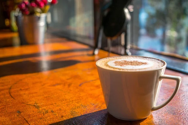 Cappuccino kahve beyaz fincan sıcak mor ahşap tablo