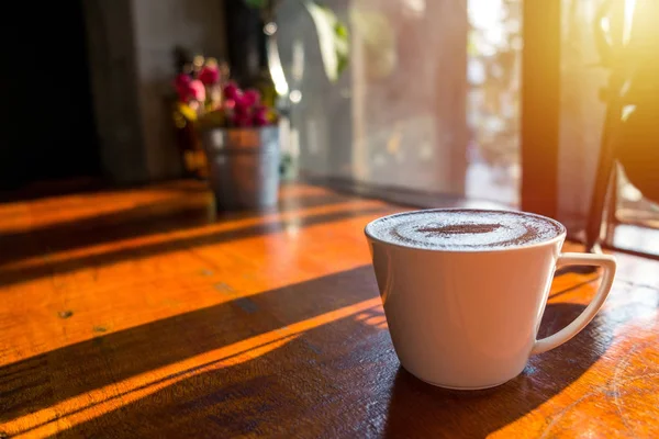 Cappuccino kahve beyaz fincan sıcak mor ahşap tablo
