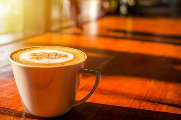 Cappuccino kahve beyaz fincan sıcak mor ahşap tablo