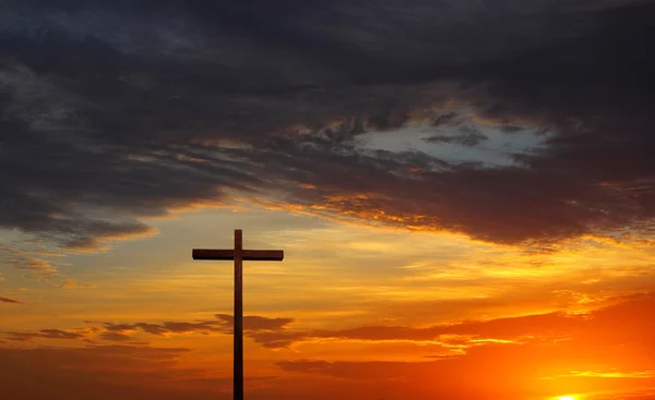 Kırmızı gündoğumu veya günbatımı üzerinde Hıristiyan çapraz silüeti — Stok fotoğraf