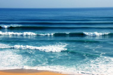 Doğa arka plan mavi gökyüzü ve temiz su ile 