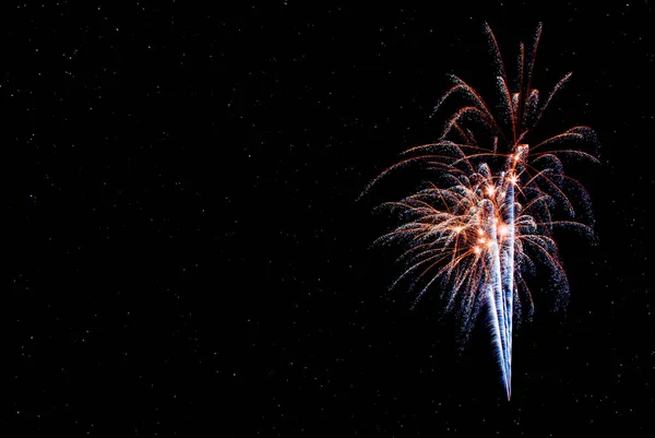 Coloridos fuegos artificiales navideños sobre el cielo estrellado — Foto de Stock