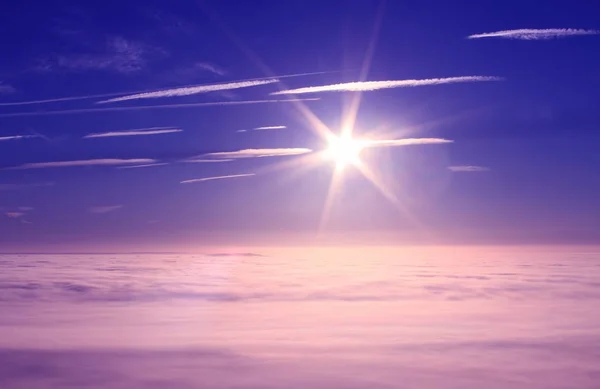 Bulutların üstünde parlayan güneş — Stok fotoğraf