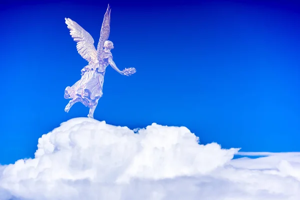 Anjo brincalhão voando no céu sobre nuvens brancas — Fotografia de Stock