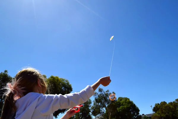 Criança voando pipa conceito infância feliz — Fotografia de Stock