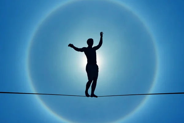 Człowiek, balansując na lina pojęcie wyzwanie i podejmowania ryzyka — Zdjęcie stockowe