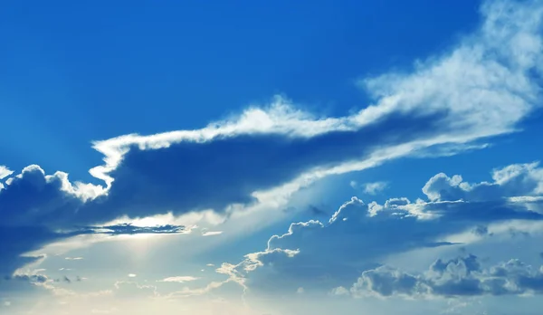 Hermoso cielo azul con rayos de sol y nubes — Foto de Stock