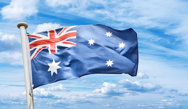 Bandeira da Austrália acenando em azul céu nublado vista panorâmica — Fotografia de Stock