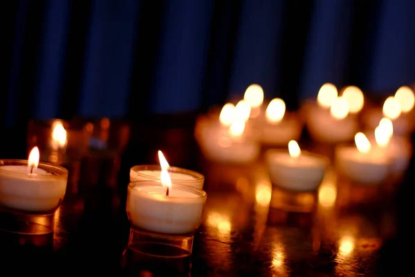 Allumage de bougies dans l'église — Photo