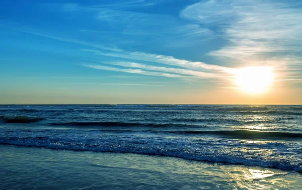 Pôr do sol sobre o oceano ou fundo do mar — Fotografia de Stock