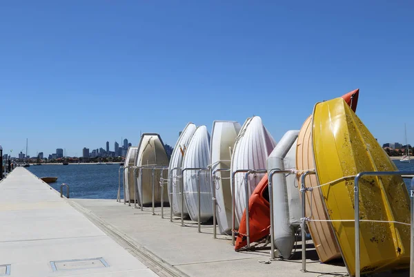 Melbourne město pohled ze St Kilda pier s barevné lodě — Stock fotografie