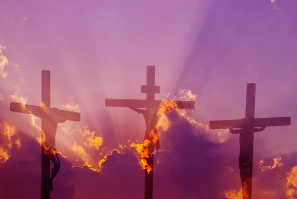 明るい曇り空に 3 つの十字架 — ストック写真
