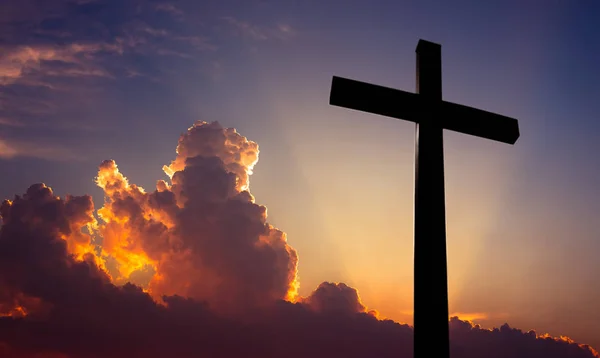 Χριστιανικός Σταυρός πέρα από το όμορφο ηλιοβασίλεμα υπόβαθρο — Φωτογραφία Αρχείου