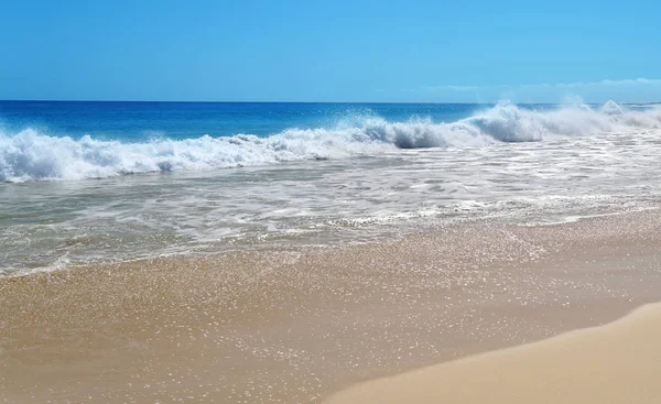 Fundo de ondas do mar com areia dourada — Fotografia de Stock